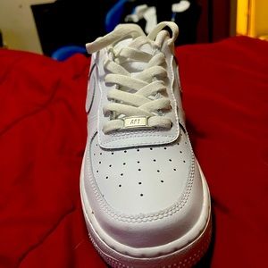 I’m selling Nike AF1 white in boys 7Y